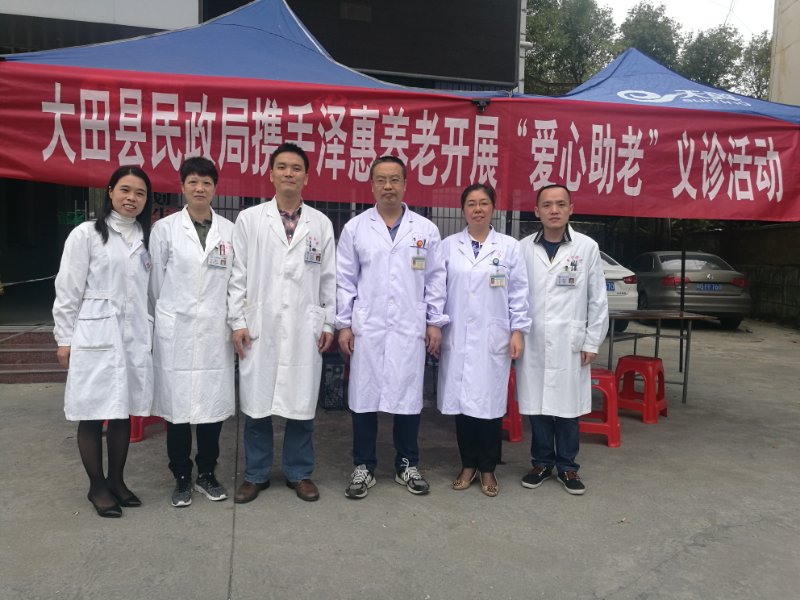 出席义诊的医师们合照.jpg