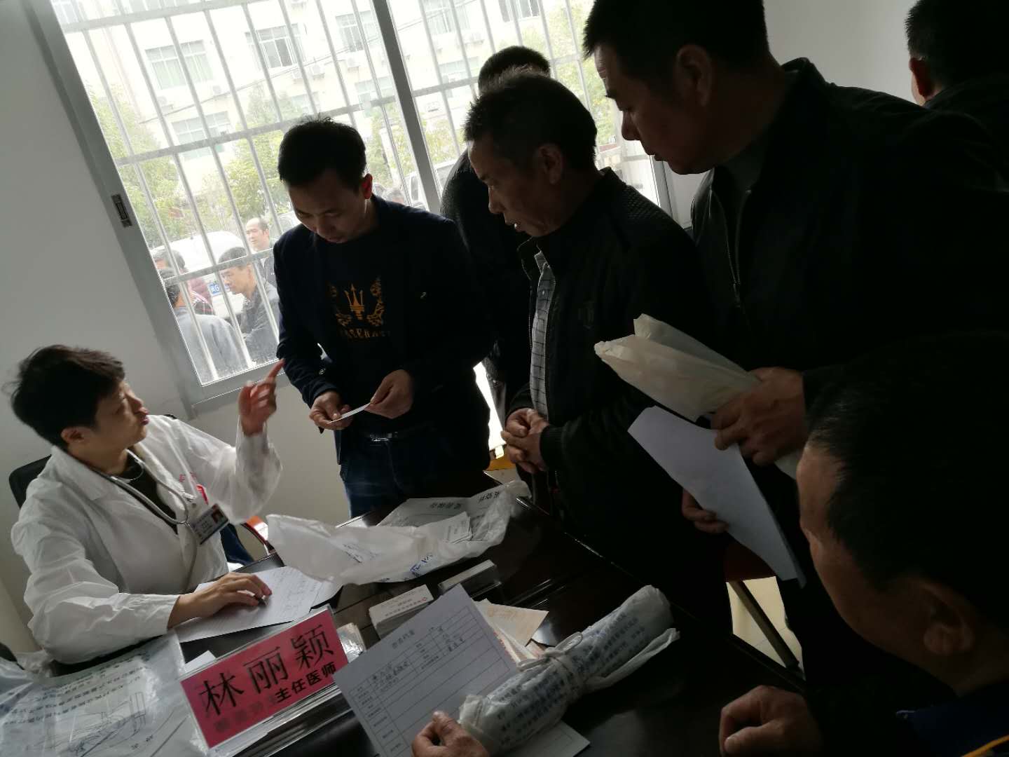 林丽颖主任医师嘱咐患者用药.jpg